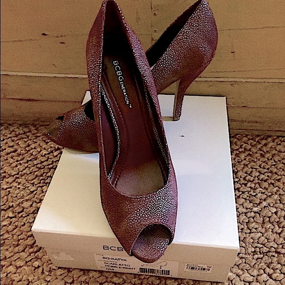 NEW BCBGENERATION HIGH HEELS PEEP TOE LEATHER HIGH HEELS 9.5
